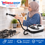 سيدة مغربية تستخدم جهاز التنظيف بالبخار المحمول لتنظيف سيراميك المطبخ بدقة